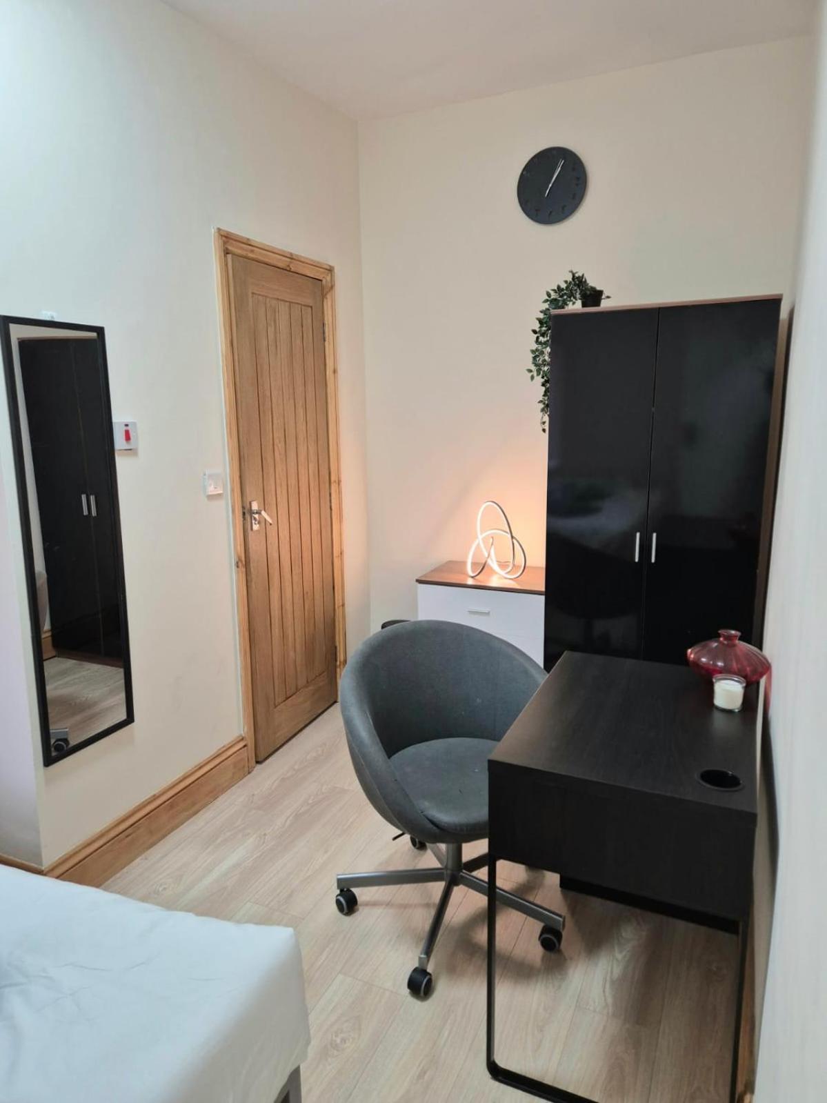 Rooms In Manchester 6 Minutes Drive To Victoria Station Екстер'єр фото