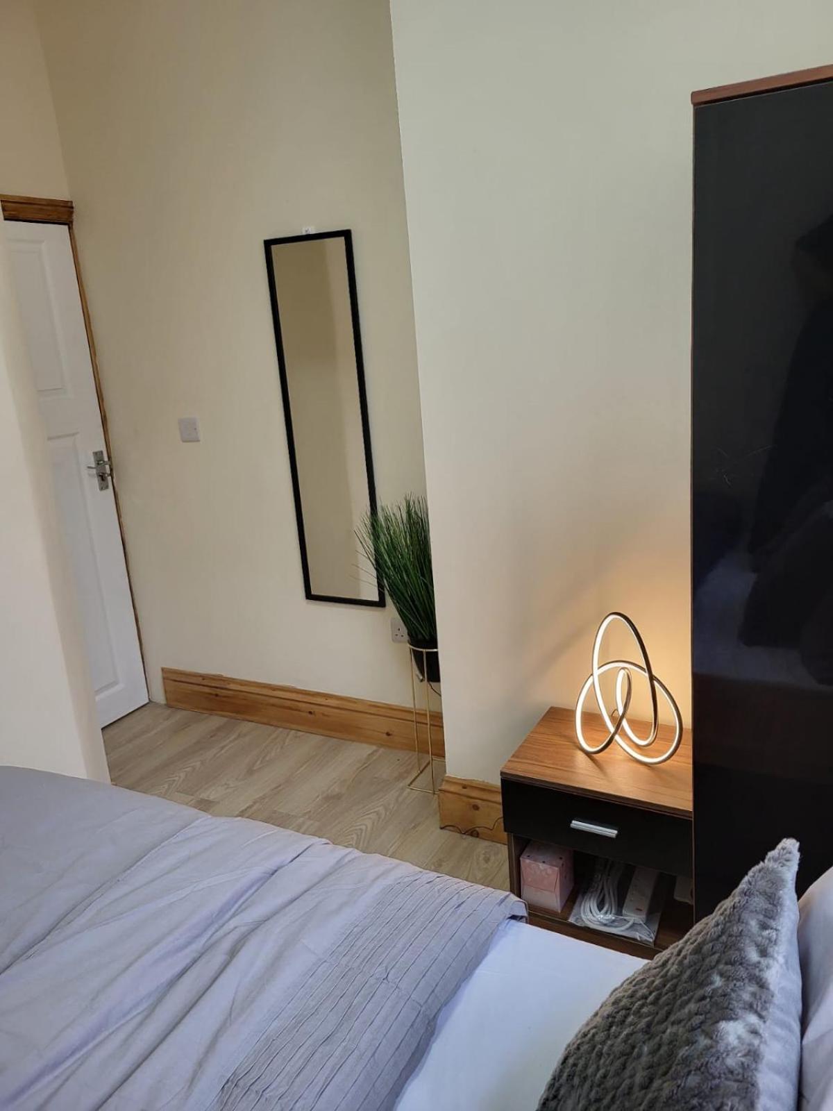 Rooms In Manchester 6 Minutes Drive To Victoria Station Екстер'єр фото