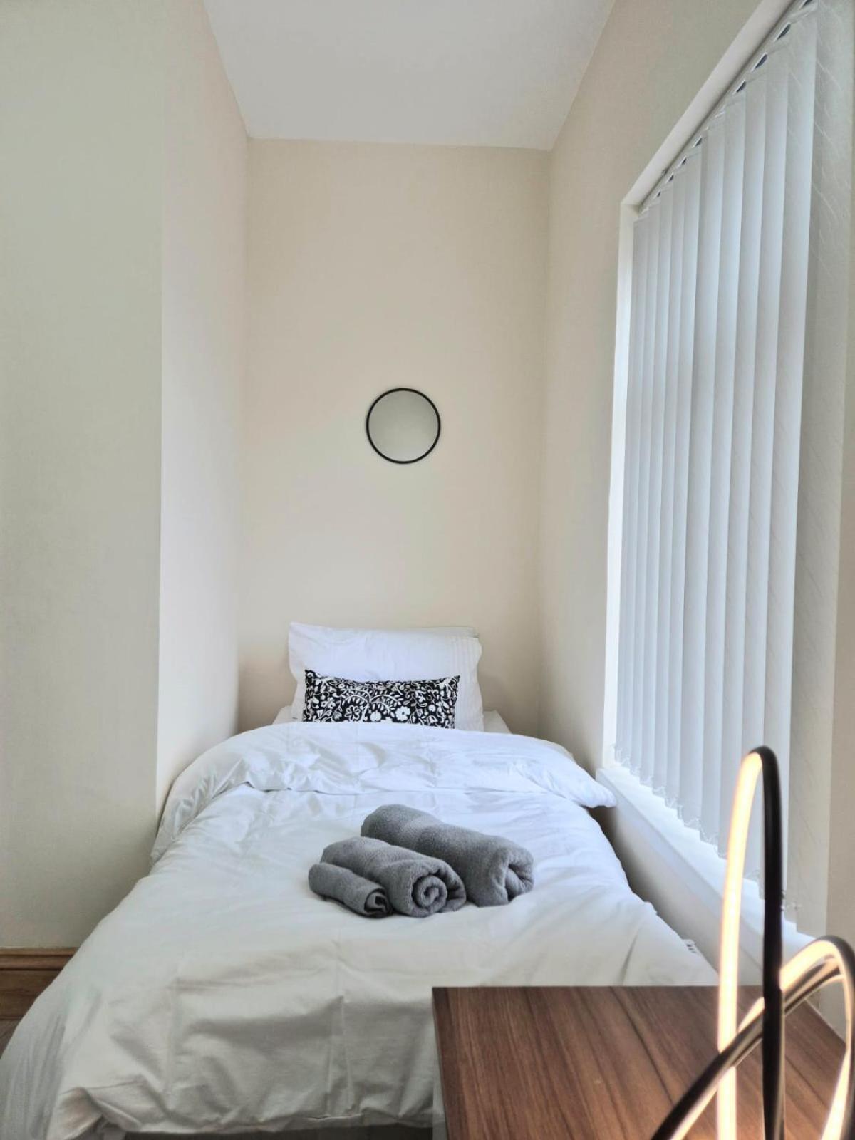 Rooms In Manchester 6 Minutes Drive To Victoria Station Номер фото